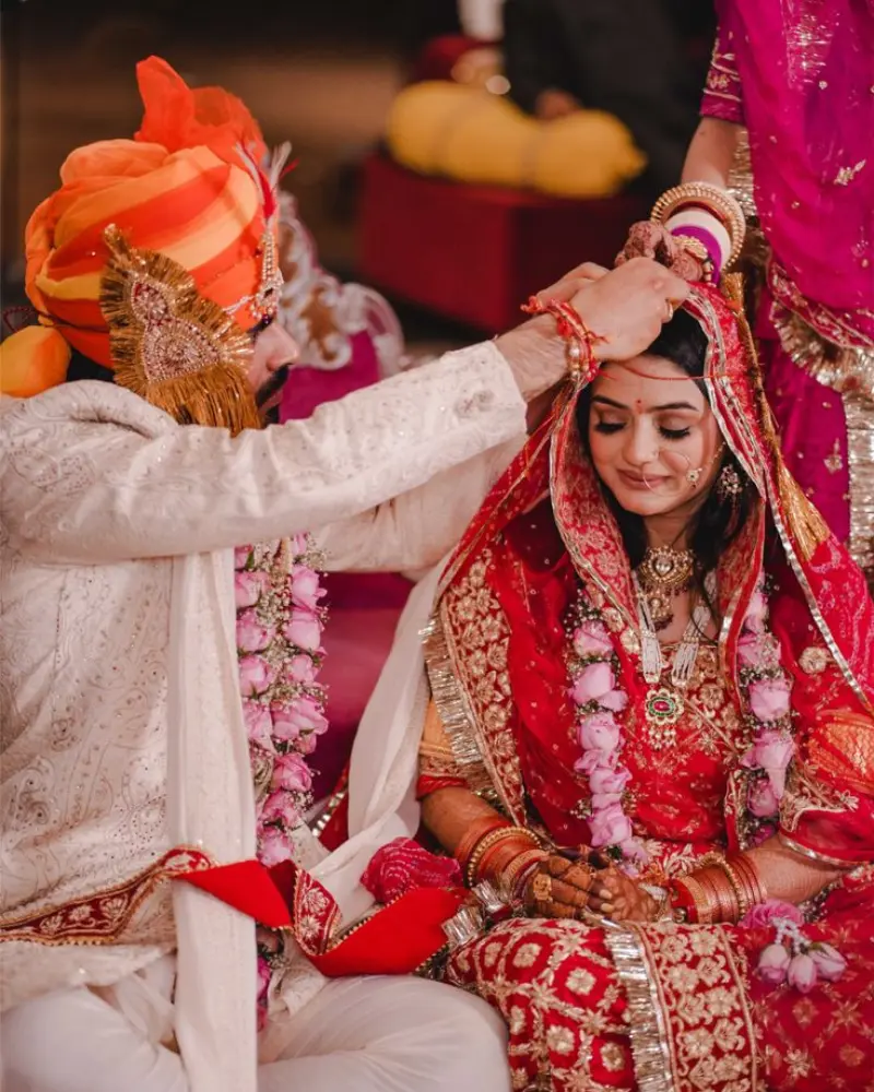 Indian bride and groom during Sindoor ceremony symbolizing a successful love marriage with guidance from Astrologer Laxmikant Shastri.